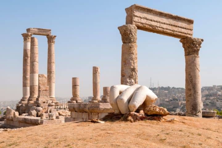 La-mano-de-Hercules-en-el-Gran-Templo-romano-de-Aman.-Foto-La-brujula-verde