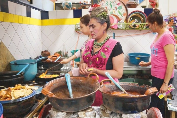 10. Beatriz Vásquez, la Frida Khalo cocinera en el Mercado Ocotlán. Foto - El Universal