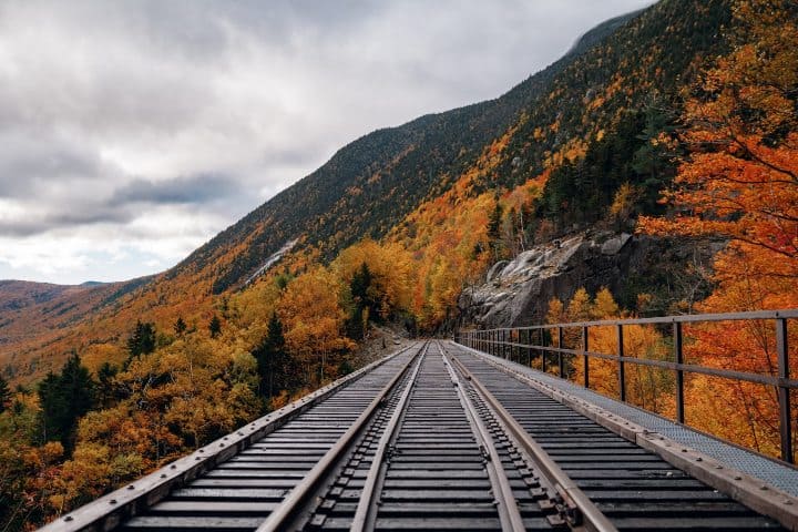 8. Vías del tren en New Hampshire, USA. Foto - Spencer Sembrat (Unsplash)