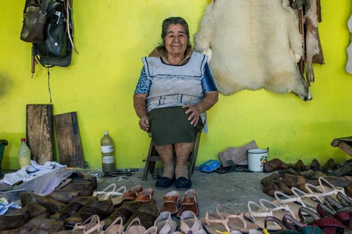 9.Vendedora de sandalias artesanales en el Mercado Ocotlán. Foto - Vive Oaxaca