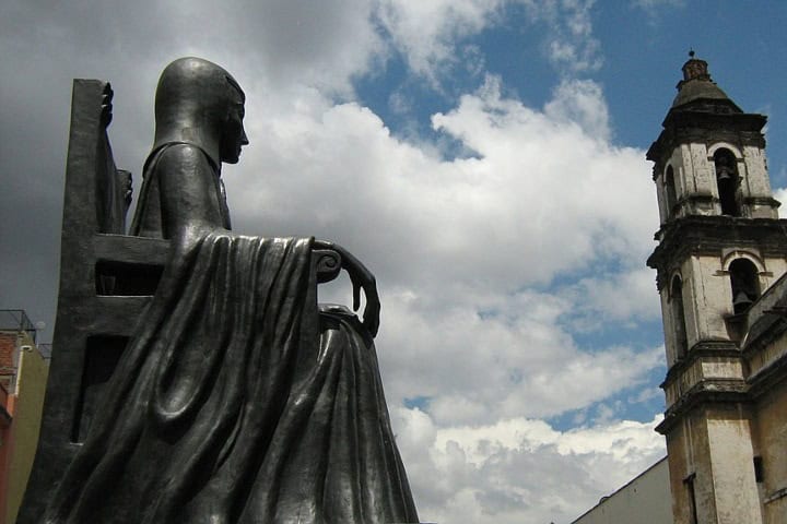 1. Monumento a Sor Juana Inés de la Cruz en el callejón de San Jerónimo. Foto - Fundación Wikimedia