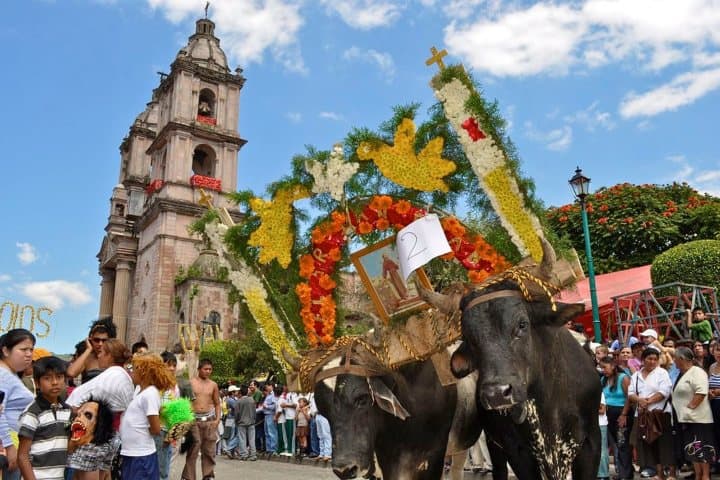 3. Fiesta fuera de la Parroquia de San Francisco Asís. Foto - Pueblos Mágicos