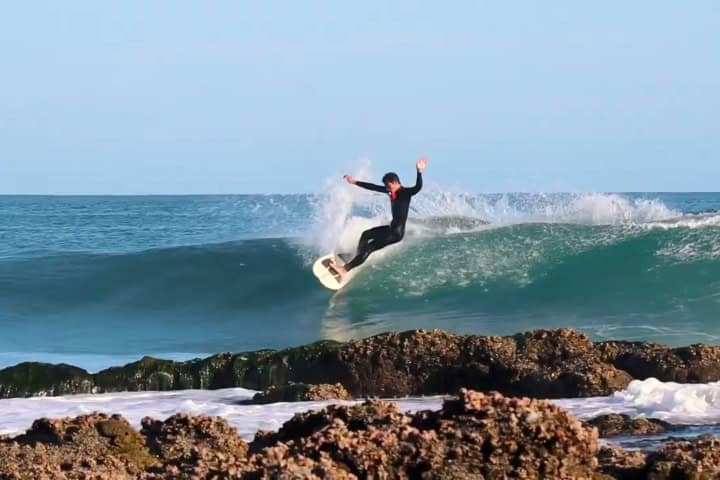 4. Surfista en Punta Abreojos. Foto - The Black Bass Lodge