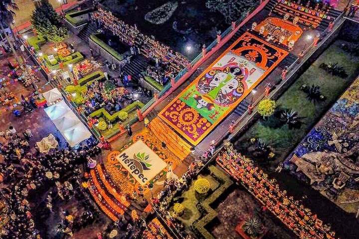 5. Mega ofrenda en el Calvario de Metepec; Feria del Alfeñique 2020. Foto - Toluca La Bella (Facebook)