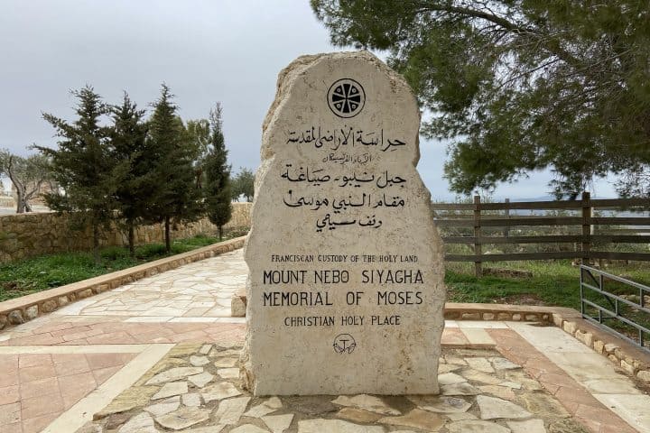 7. Memorial de Moisés en el Monte Nebo. Foto - Womondoo