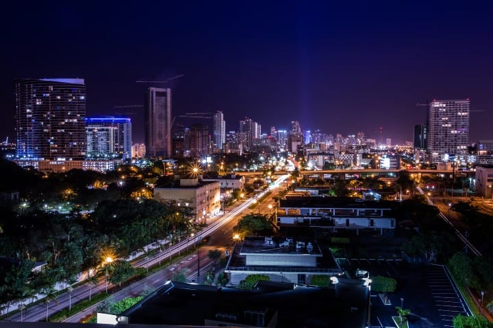 1. Miami de noche. Foto - Hector Falcon (Unsplash)