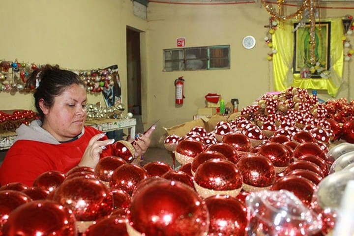 2. Artesana de esferas en Chignahuapan. Foto - El Sol de México