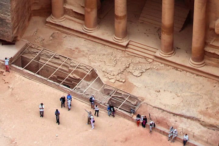 2. Excavación de primeras tumbas en El Tesoro, 2003. Foto - Universes in Universe