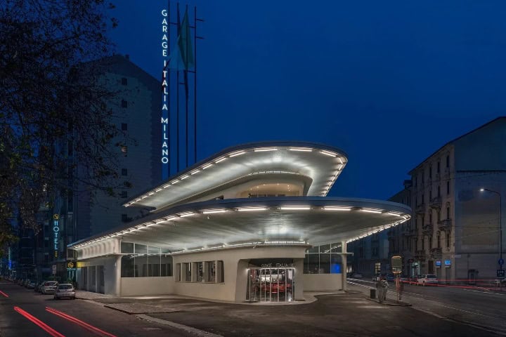 3. Estación de la AGIP en Milán, Italia. Foto - rangé des voitures