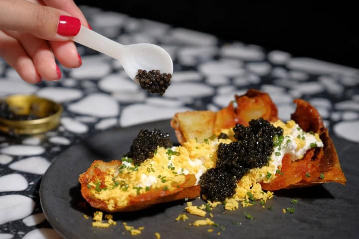 3. Piel frita de papa cubierta de caviar. Foto - Condé Nast Travel