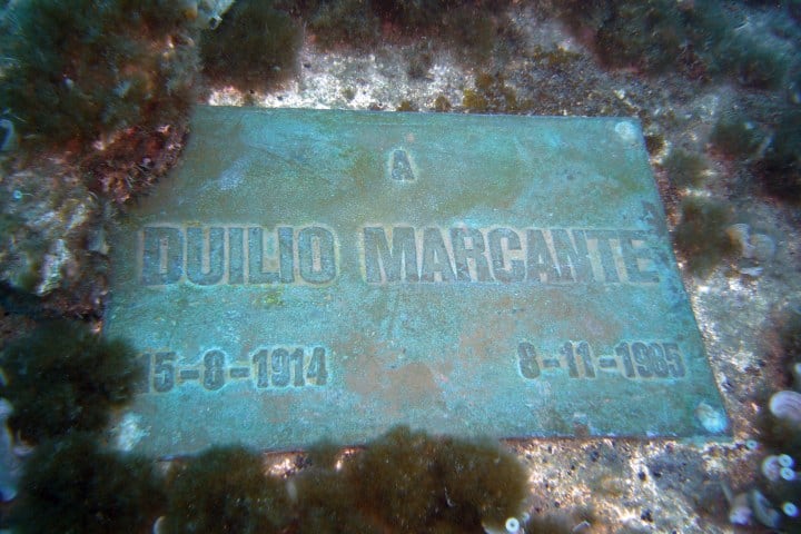 5. Placa a Duilio Marcante. Foto - Fundación Wikimedia