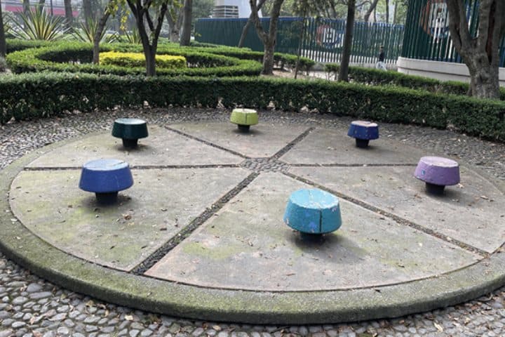 5. Banquitas redondas en Parque San Lorenzo, Benito Juárez. Foto - Doc29