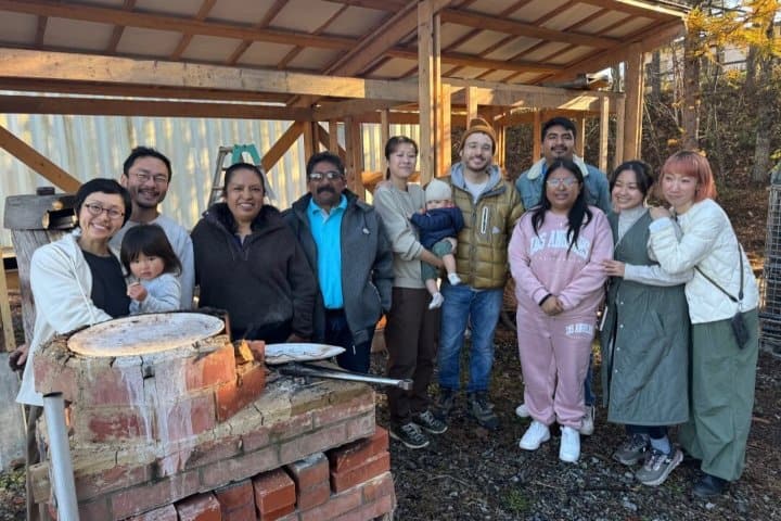 5. Mimi y el chef Marco con amigos y familiares. Foto - marco.gurushia (Instagram)