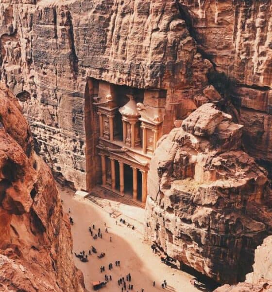 PORTADA TUMBA EN PETRA