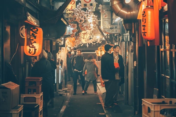 1. Shinjuku, barrio de Tokio. Foto - Yoav Aziz (Unsplash)