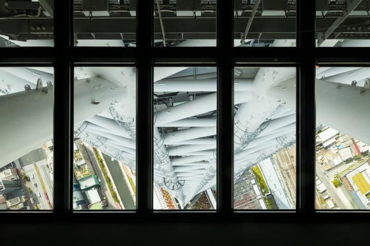 10. Suelo de vidrio en el Tokyo Skytree. Foto - nippon.com