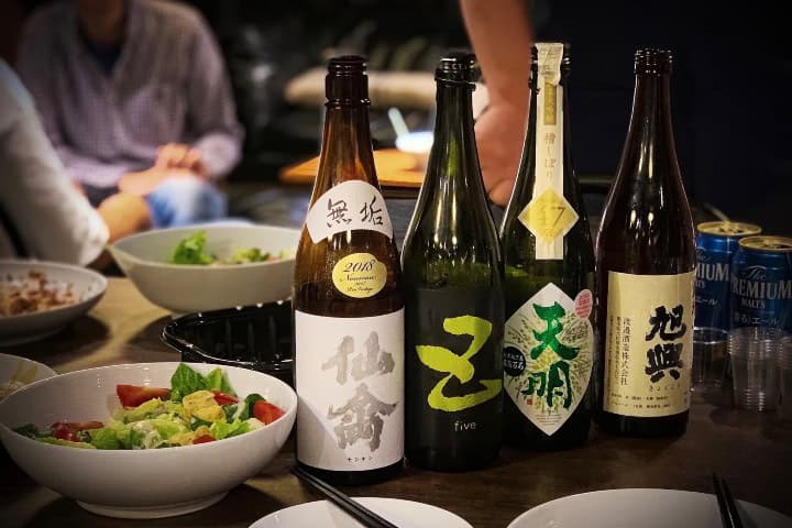 11. Sake como acompañamiento de bebidas. Foto - Xtra, Inc. (Unsplash)