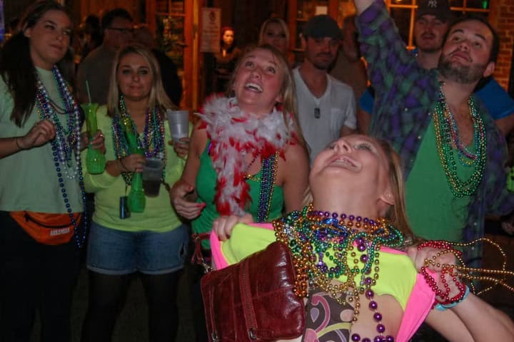 2. Personas celebrando el Mardi Gras en New Orleans. Foto - TN