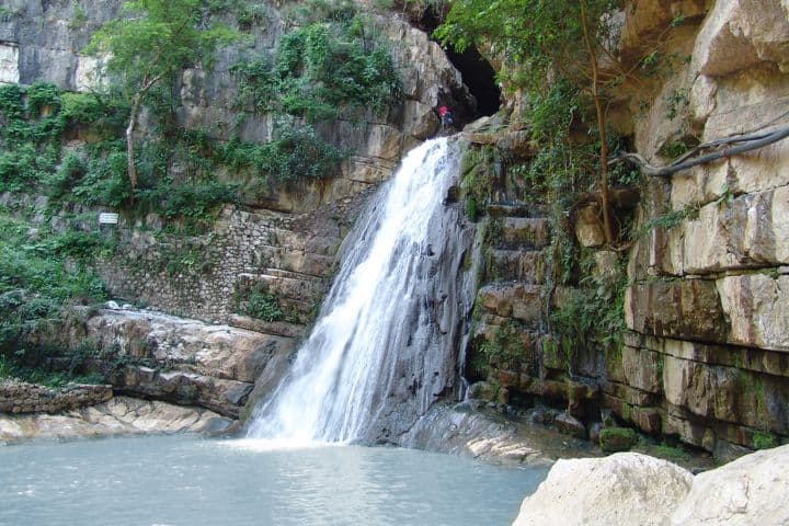 2. Para poder sanar a su hijo, por ordenes del curandero, María de Angulo baño a su hijo en las aguas del Cumbujuyú. Foto - Visión Chiapas (Flickr)