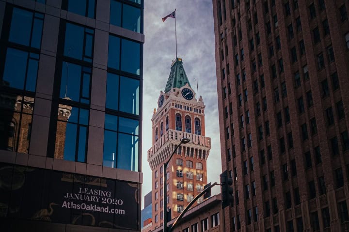 2. Edificio histórico y contemporáneo en Oakland. Foto - James Hoey (Unsplash)