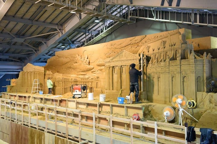 3. Artistas esculpiendo una obra en el Museo de Arena de Tottori. Foto - The Sand Museum (X)