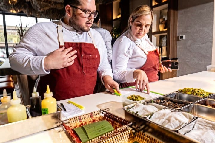 3. (De izquierda a derecha) Miguel Guerra y Tatiana Mora, chefs de Mita. Foto - The Washington Post