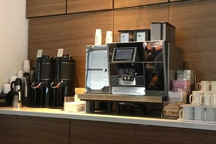 3. Máquina de café de Starbucks en el Club Delta Sky. Foto - LoungeBuddy