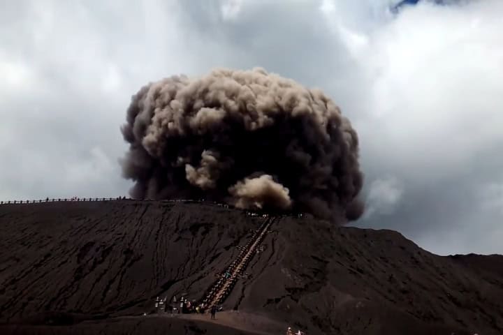 3. Fuerte nube eruptativa del Monte Bromo. Foto - A la Vuelta (YouTube)