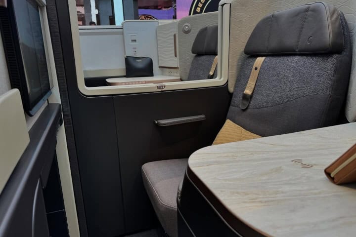 3. Asiento en la Suite Crystal Business Class. Foto - @samchui (Threads)