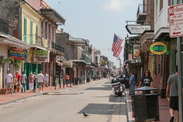 3. Bourbon Street durante el día. Foto - Diego Delso