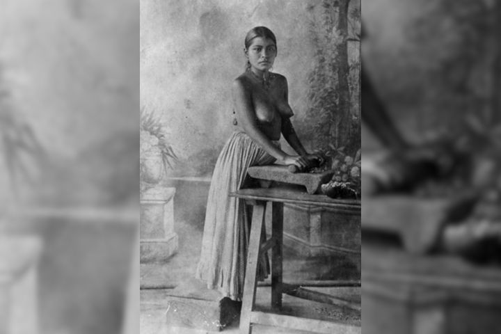 4. Mujer moliendo maíz en Tabasco, 1903. Foto - tomada por Elías Ybáñez (Miraoyo)