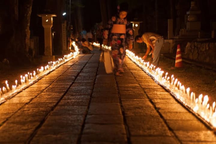 4. La noche de velas. Foto - 高野山-御朱印 (Koyasan-Goshuin)