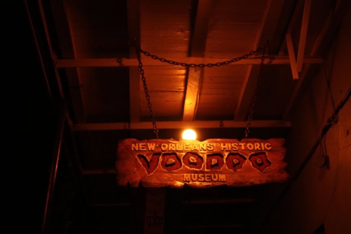 4. Entrada al Museo del Vudú en New Orleans. Foto - Atlas Obscura