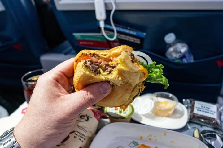 4. Hamburguesa de Shake Shack servida en Delta Air Lines. Foto - thepointsguy (Instagram)