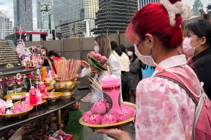 5. Mujer dando su ofrenda a Lakshmi. Foto - RattyEveryWhere (Trip.com)