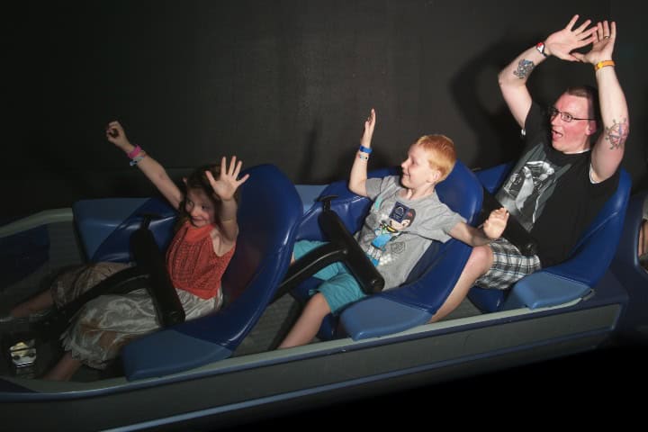 6. Niños en su primera experiencia en el Space Mountain. Foto - bbhblog