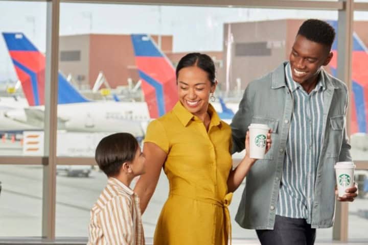 6. Familia con Café Starbucks en Delta Airlines. Foto - Live and Let´s Fly