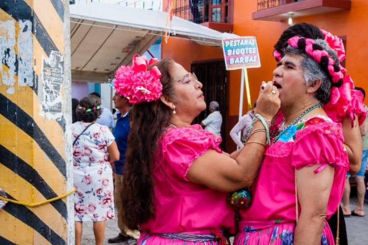 6. Chunta siendo maquillado. Foto - Coroma