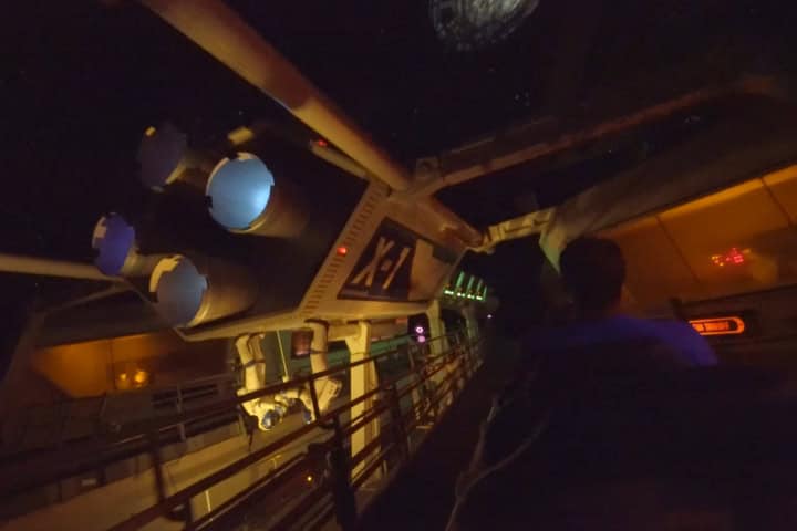 7. Space Mountain por dentro. Foto - Attractions 360° (YouTube)