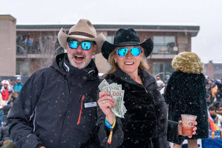 7. (De izquierda a derecha) Director ejecutivo de AspenOUT, Kevin McManamon, y la presidenta de la junta, Melissa Temple, tras recibir una donación por parte de la cadena minorista de cannabis Roots Rx, 2022. Foto - Tha Apen Times