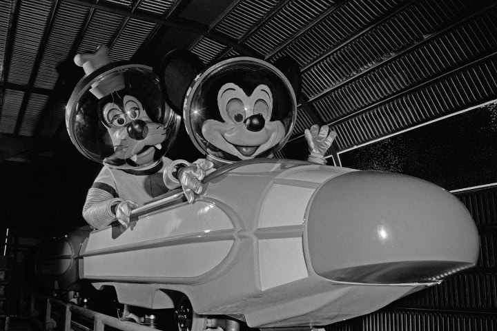 8. Inauguración del Space Mountain. Foto - Amazon.com