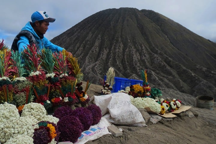 8. Vendedor de flores sobre el Monte Bromo. Foto - Historias de Nuestro Planeta