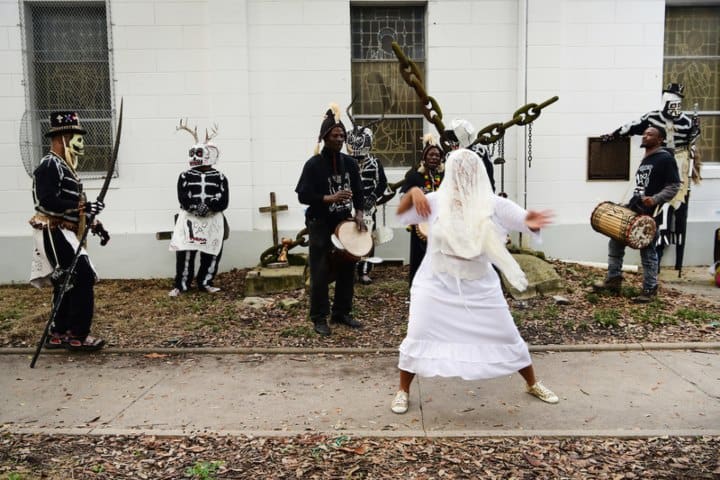 8. The North Side Skull and Bone Gang y Las Siete Hermanas Místicas en un ritual del Mardi Gras. Foto - Mystery in Motion