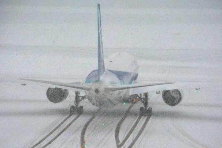 8. Avión sobre la nieve. Foto - weather.com