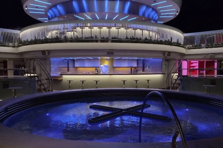 8. Piscina de Scarlet Lady abierta durante la noche. Foto - Lory A. May (Business Insider)