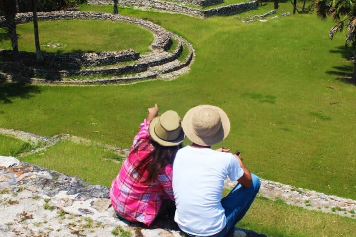 9. Pareja en zona arqueológica de Campeche. Foto - Nota de prensa Campeche