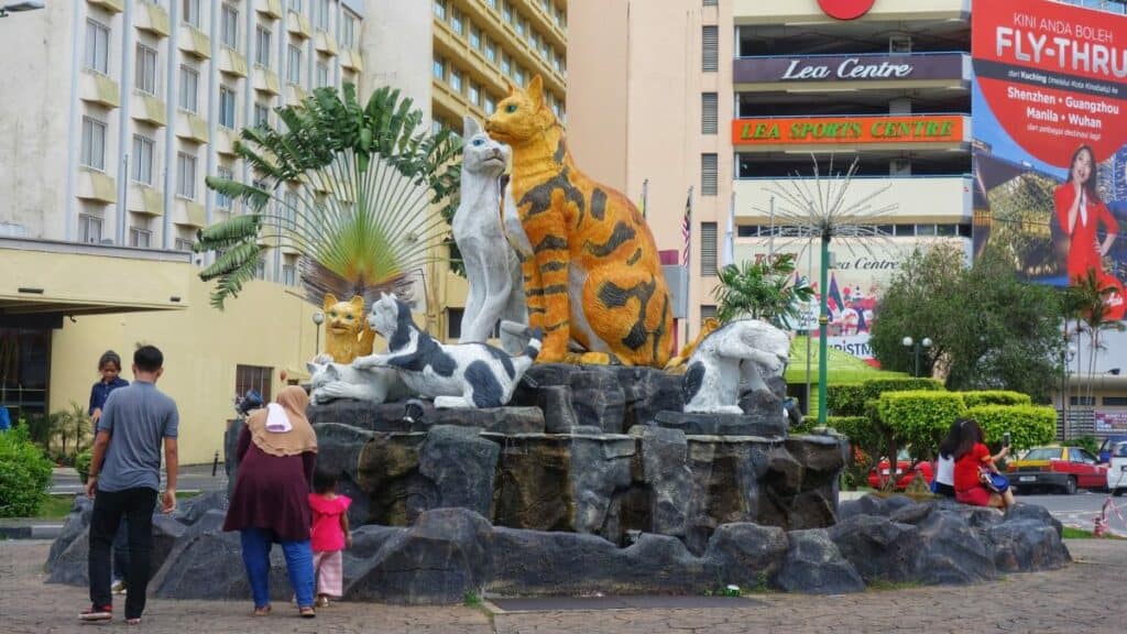 PORTADA KUCHING LA CIUDAD DE LOS GATOS