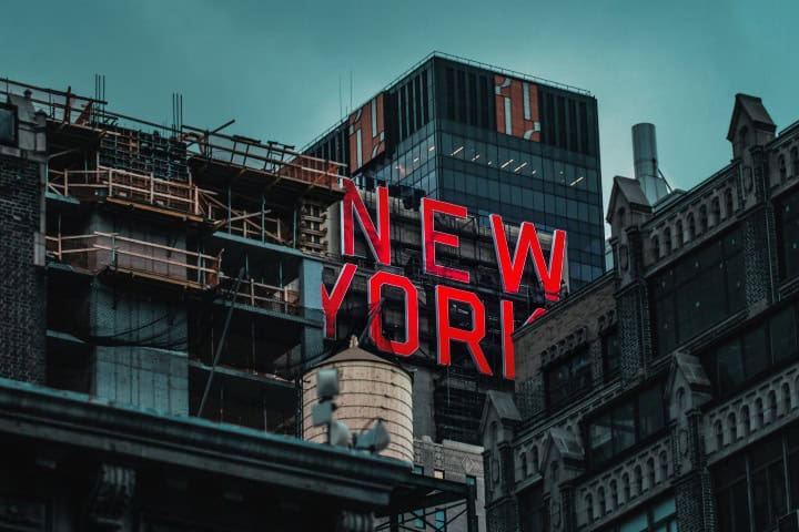 1. Señalización de Nueva York. Foto - Nik Shuliahin (Unsplash)