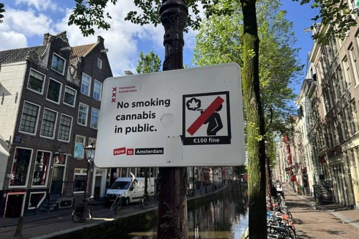 1. Letrero de prohibición de cannabis en Ámsterdam. Foto - Holland Explorer