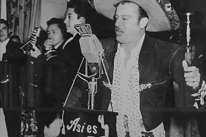 1. Debut de Pedro Infante en el programa "Así es mi Tierra", transmitido por la XEW, 1954. Foto - Pedro Infante 100 Años (Facebook)